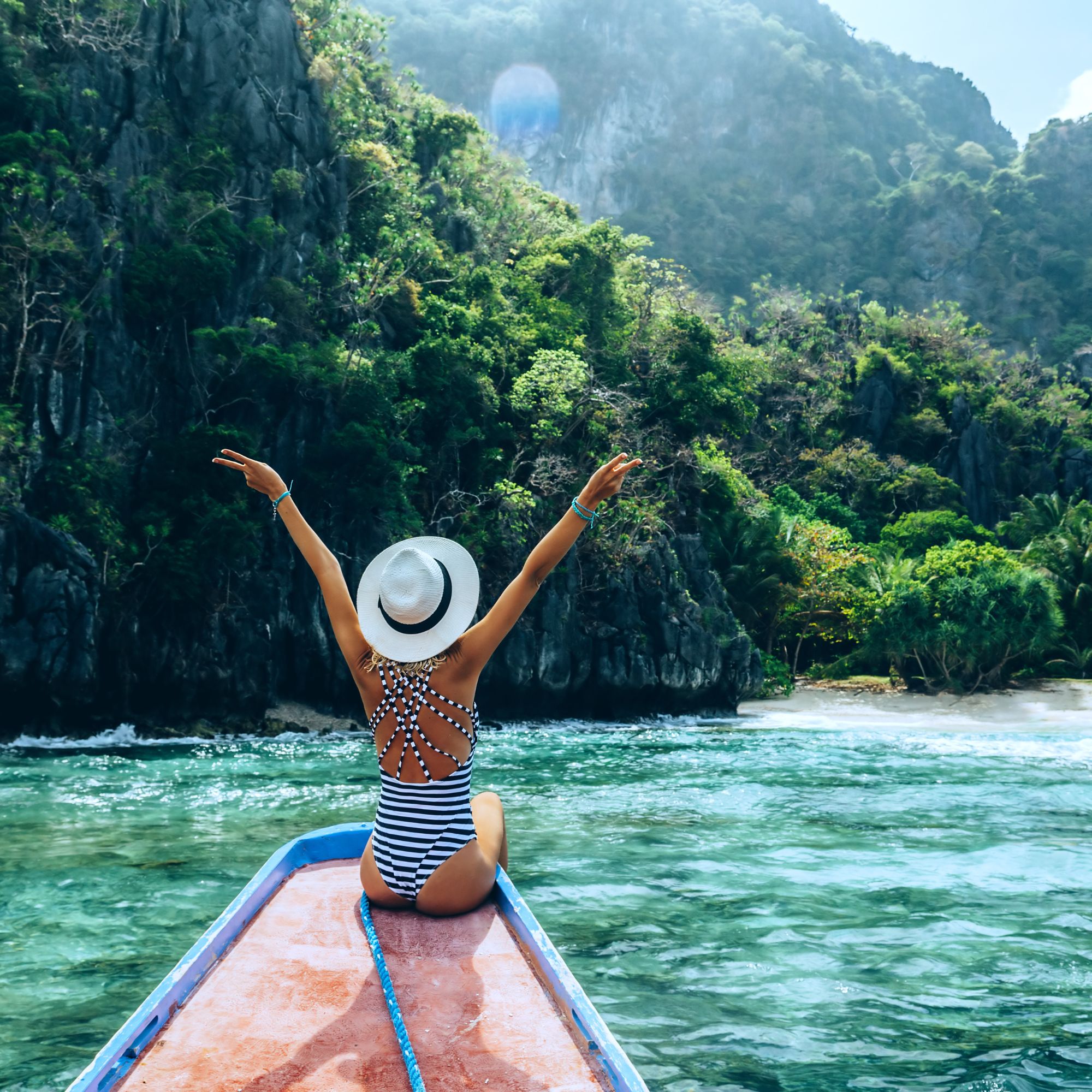 Pareja de viajeros felices en un paisaje montañoso